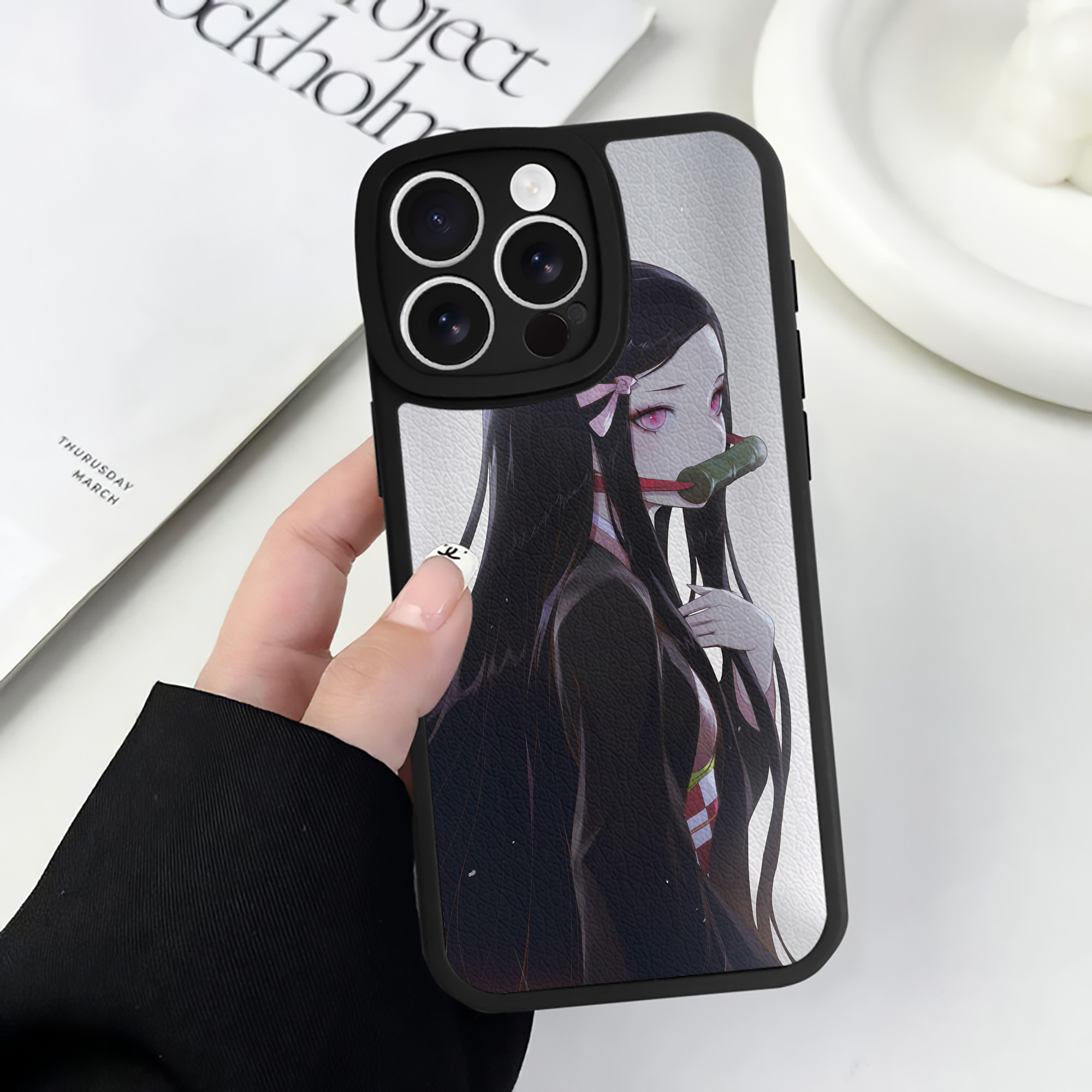 （画像用） 鬼滅の刃（きめつのやいば）竈門 禰󠄀豆子／かまど ねずこ Kamado Nezuko 【iPhone 16シリーズ対応】シリコンスマホケース（レザー調） 材質：シリコン
